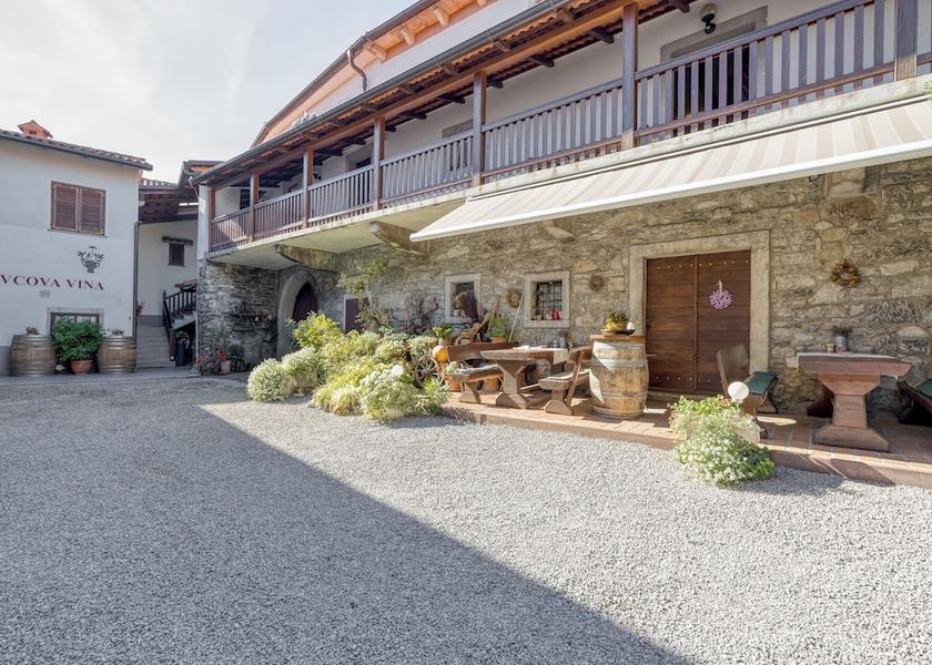  Sezana Outdoor Dining