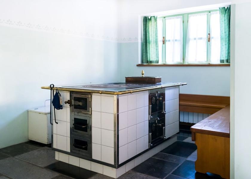  Sezana Interior Entrance