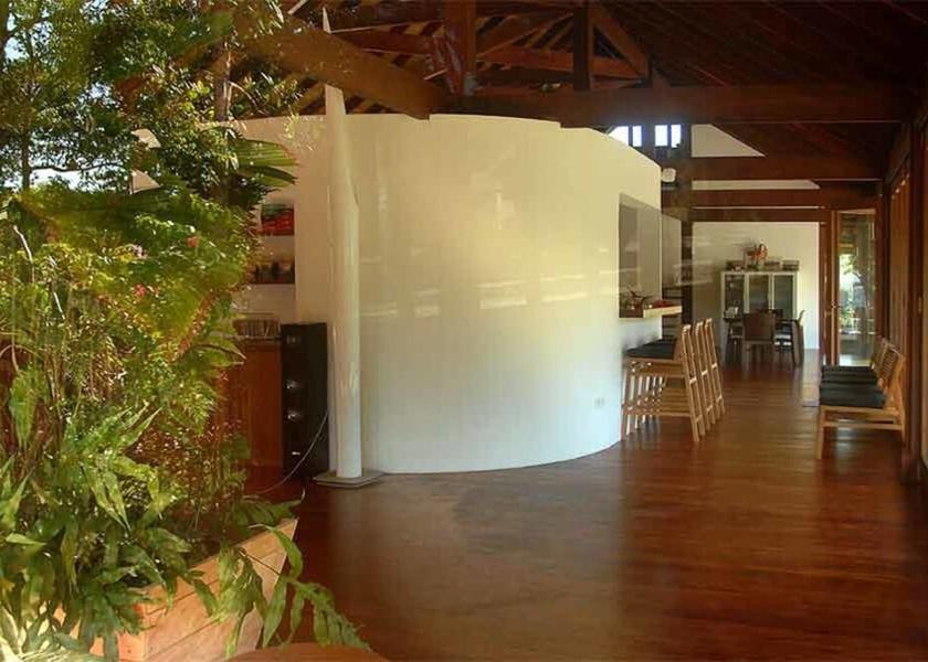  Mele Interior Entrance