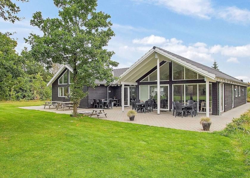 Syddanmark Henne Exterior Detail