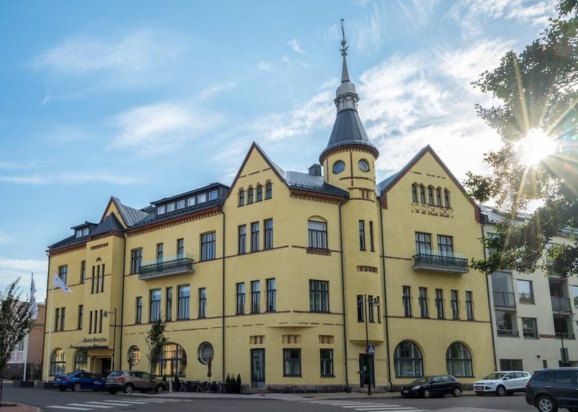  Hanko Exterior Detail