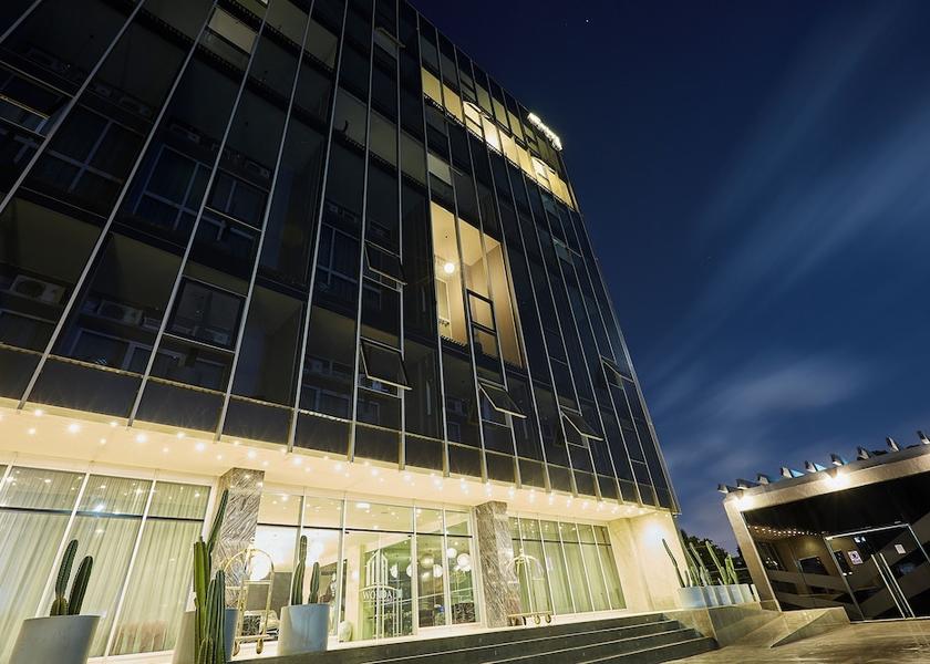  Accra Exterior