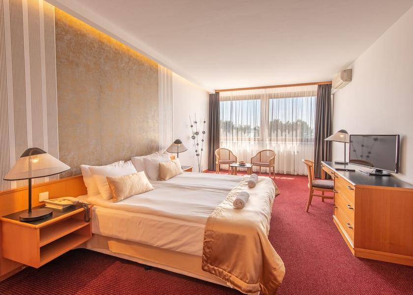  Tihany Room
