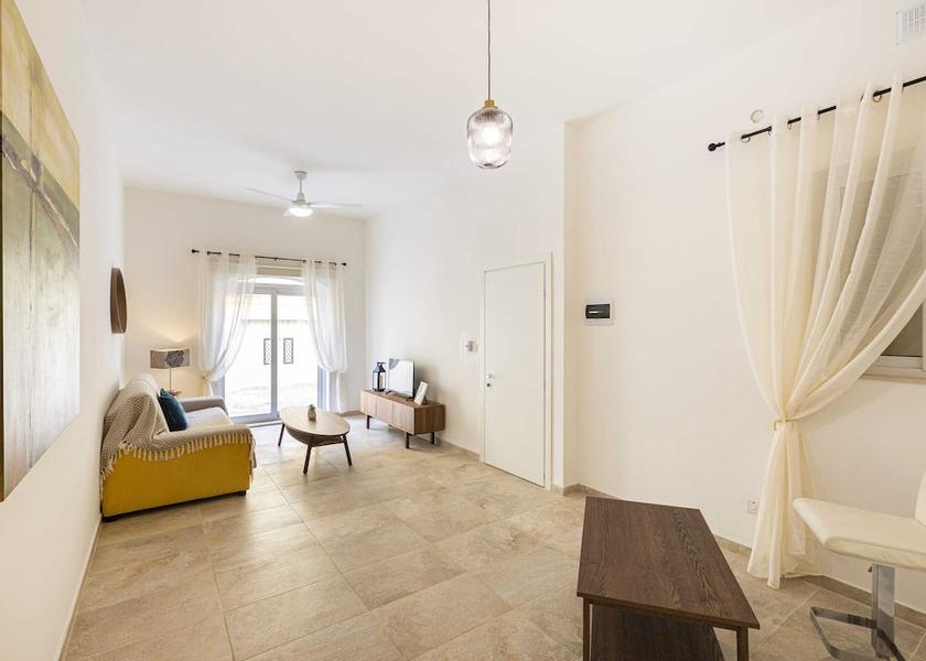  Ghajnsielem Interior Entrance