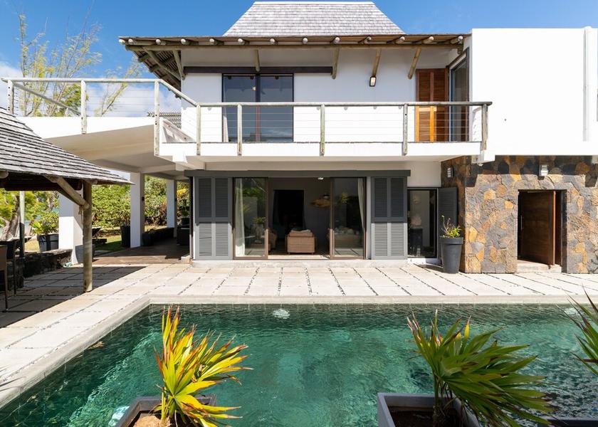 MU Poste Lafayette Exterior Detail