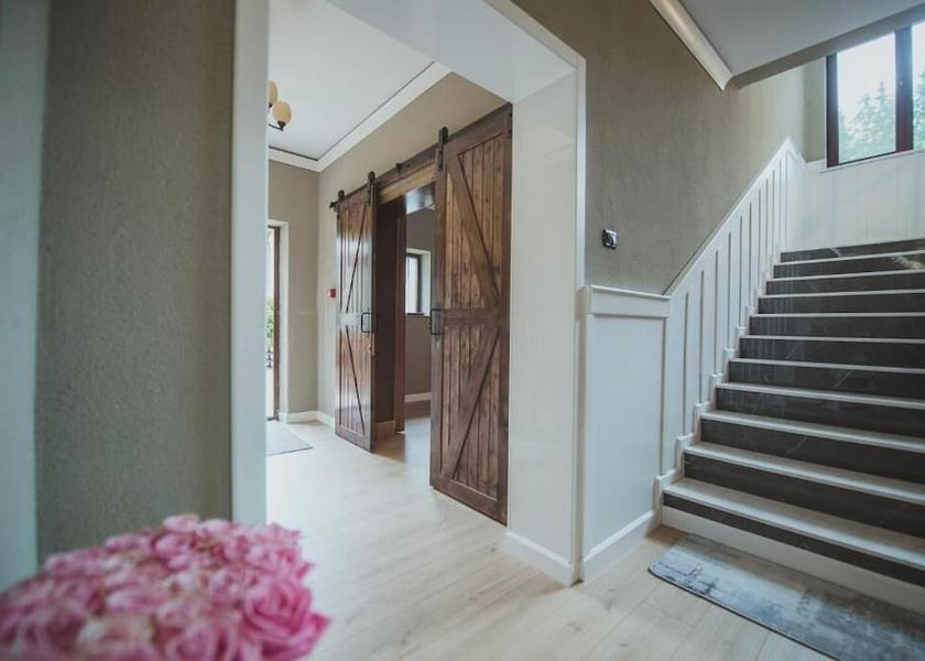  Predeal Interior Entrance