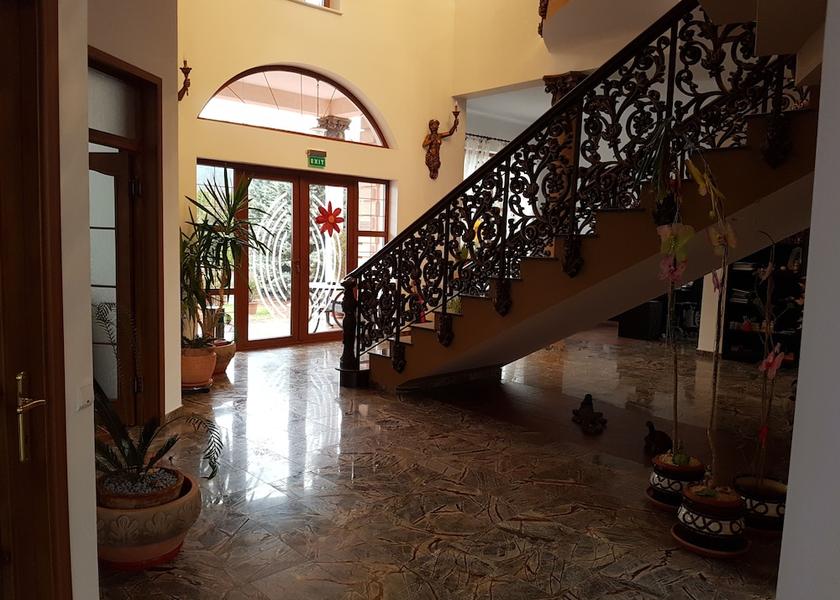  Pitesti Interior Entrance