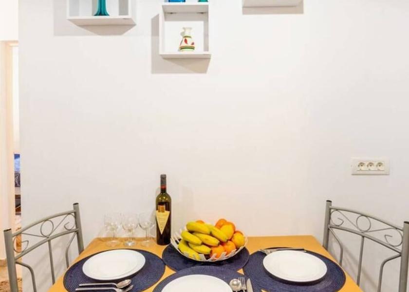  Constanta In-Room Dining