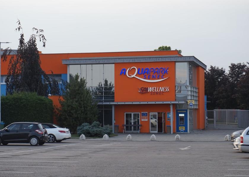  Senec Exterior Detail