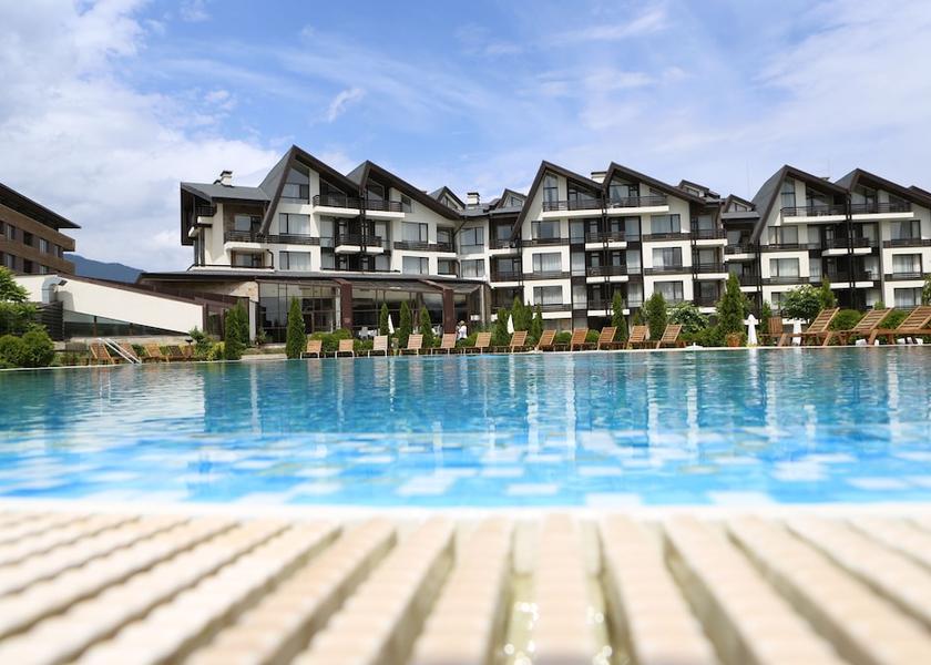  Razlog Exterior Detail