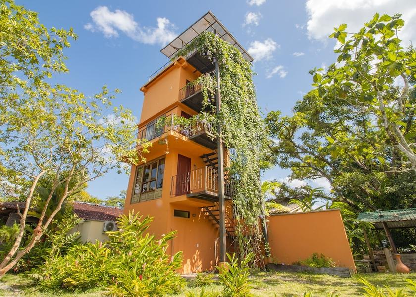 Meta Restrepo Exterior Detail