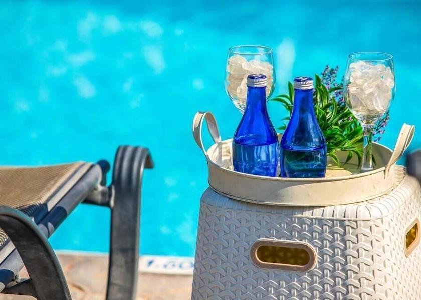  Pomos Exterior Detail