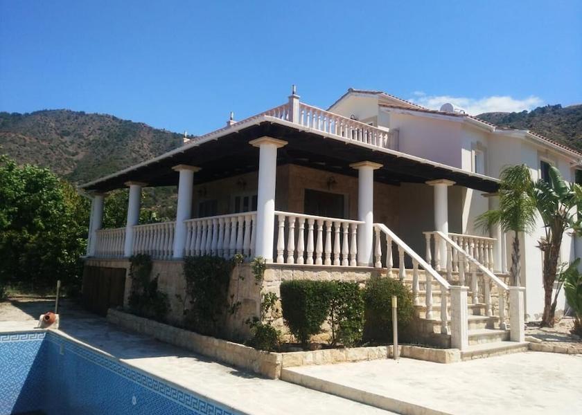  Pomos Exterior Detail