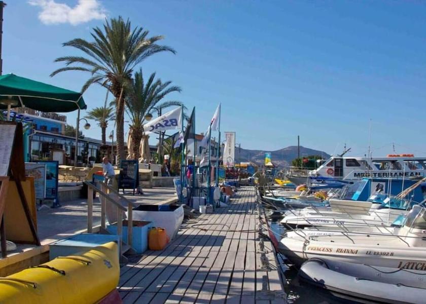  Polis Exterior Detail