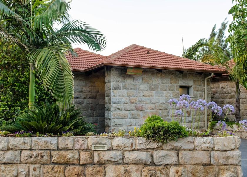  Rosh Pinna Exterior Detail