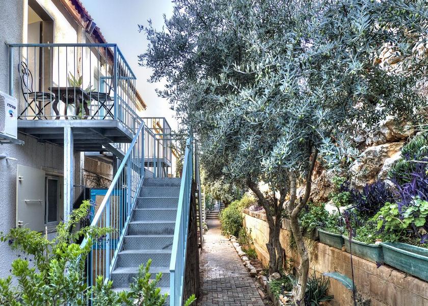  Safed Exterior Detail