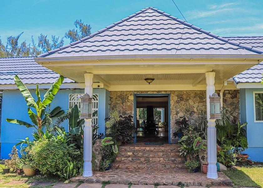 Saint James Runaway Bay Exterior Detail