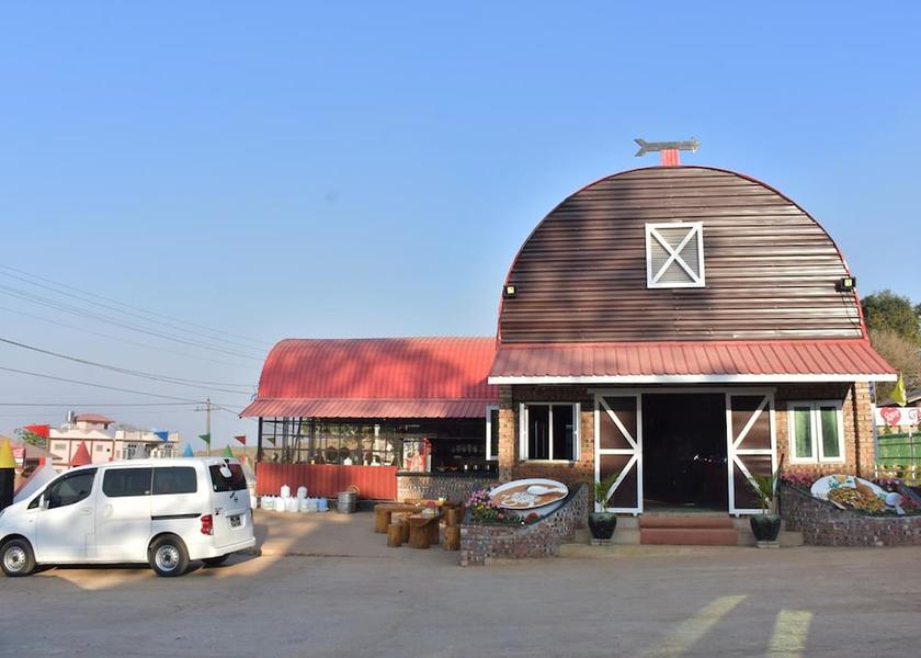  Pyin Oo Lwin Interior Entrance