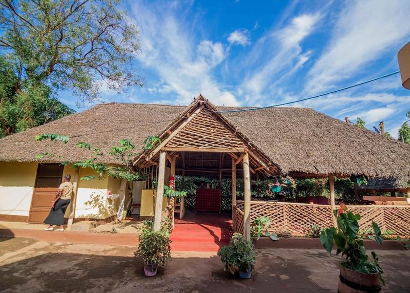  Moshi Exterior Detail