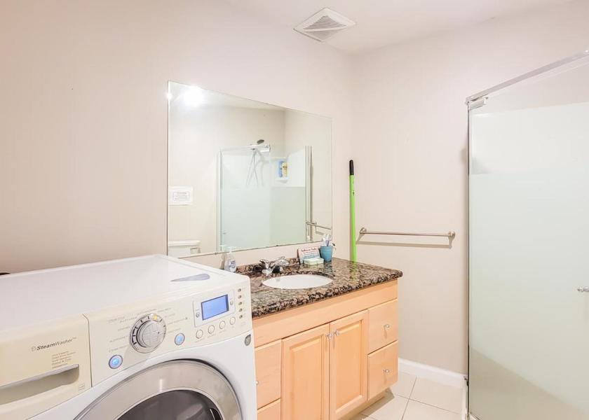 British Columbia Surrey Queen Room with Shared Bathroom