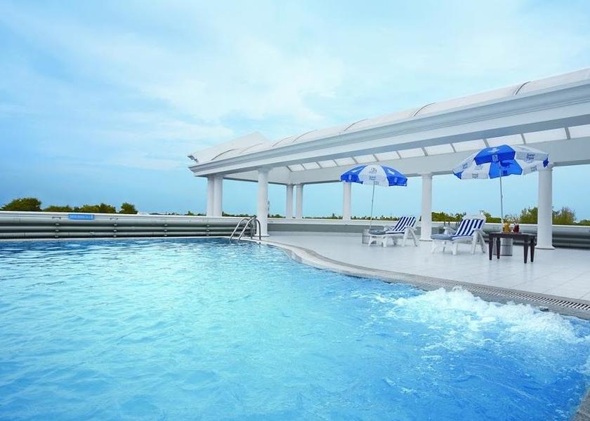 Swimming pool [outdoor]