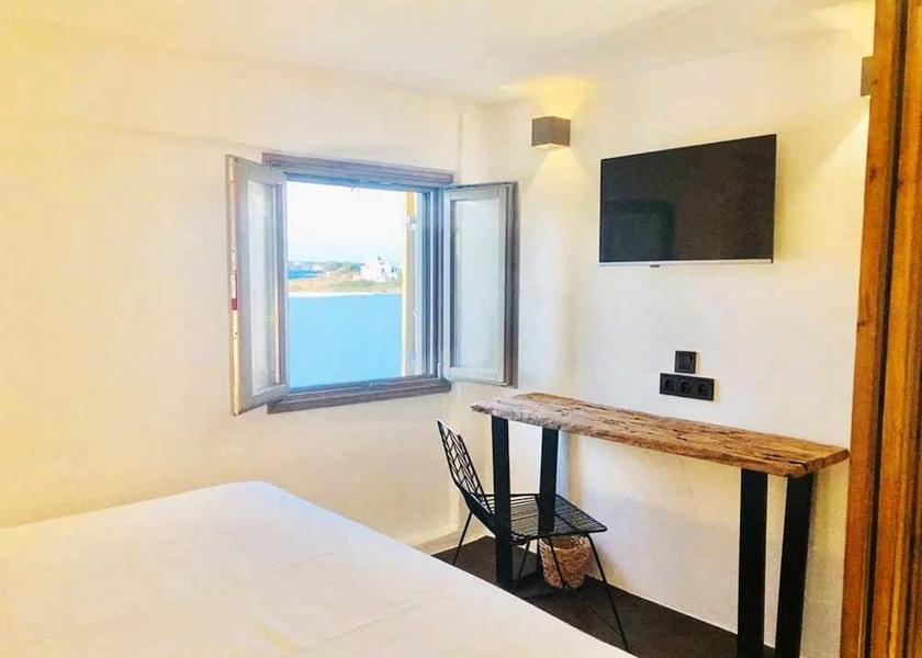  Paros Room