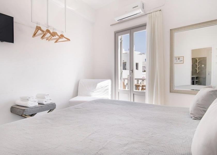  Paros Room