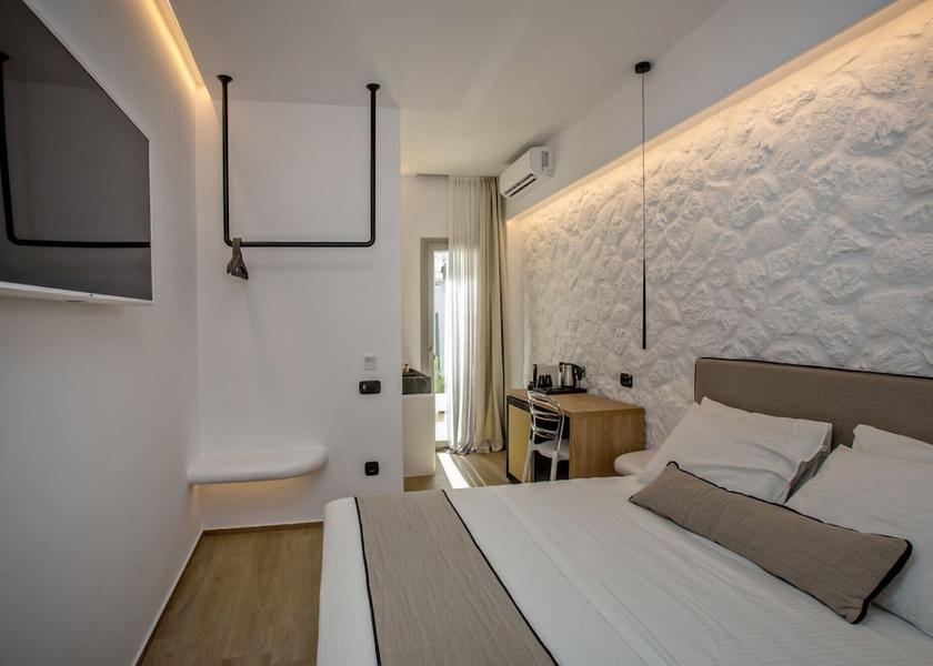  Tinos Room
