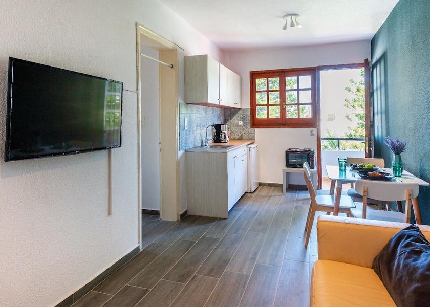  Kos Interior Entrance