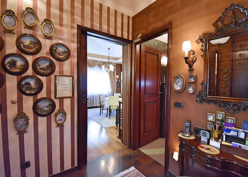  Zagreb Interior Entrance
