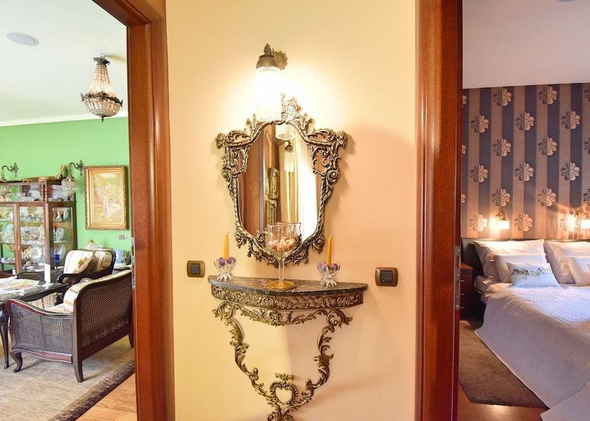  Zagreb Interior Entrance