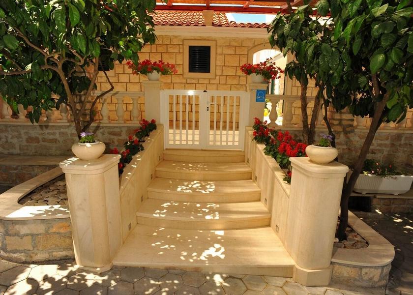 Split-Dalmatia Sutivan Entrance