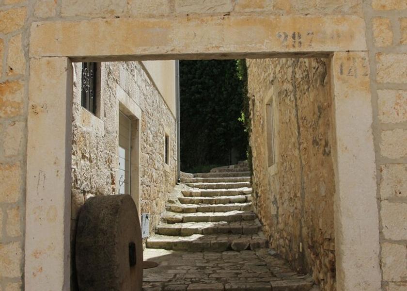 Split-Dalmatia Sutivan Exterior Detail