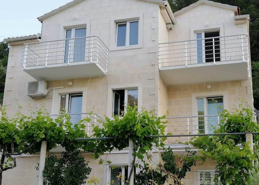 Split-Dalmatia Pucisca Exterior Detail