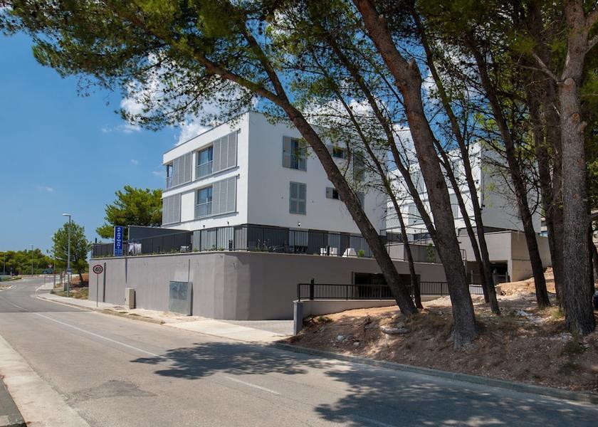 Split-Dalmatia Bol Property Grounds