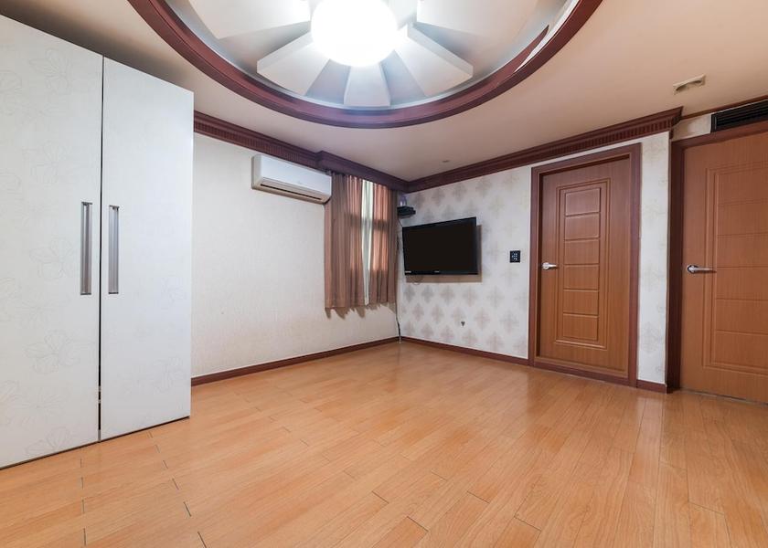 North Chungcheong Jecheon Room