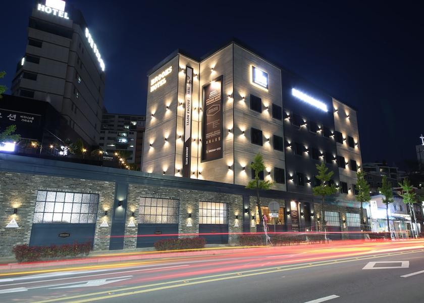 South Gyeongsang Tongyeong Front of property - evening/night