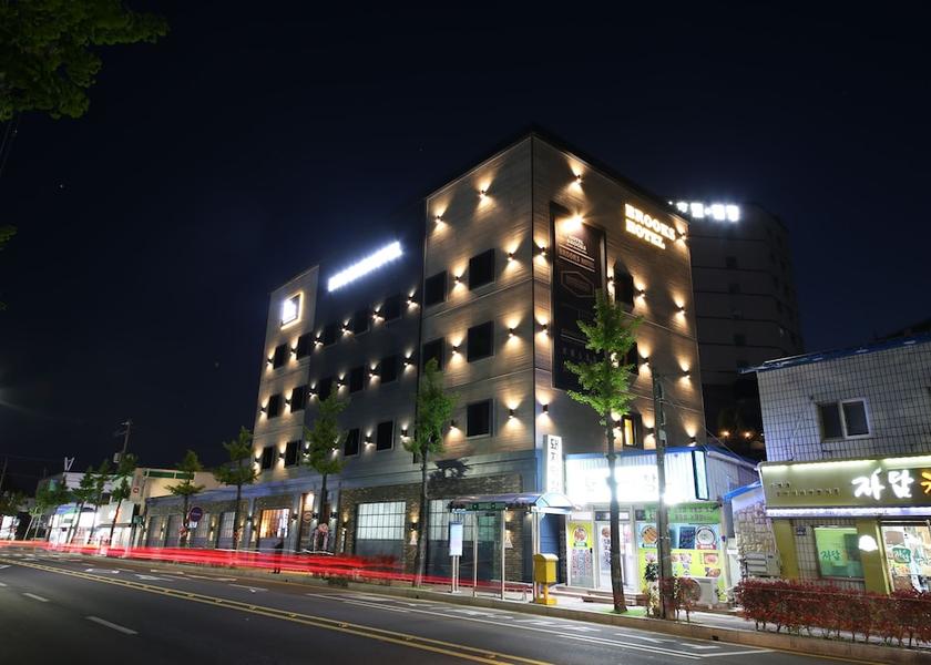 South Gyeongsang Tongyeong Front of property - evening/night