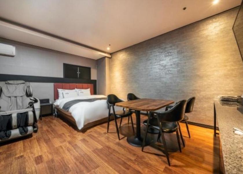 Gyeonggi Seongnam Deluxe King Room
