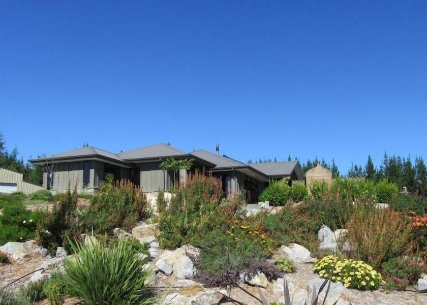 Tasman Region Redwood Valley Exterior Detail