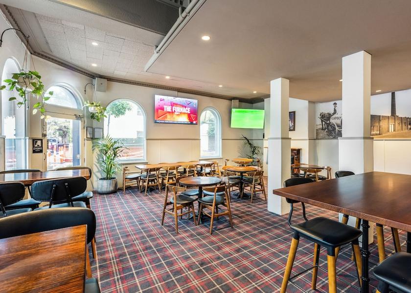 Victoria Melbourne Bar (on property)