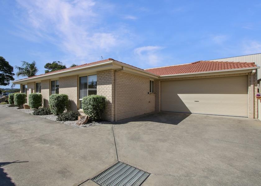 Victoria Lakes Entrance Exterior Detail