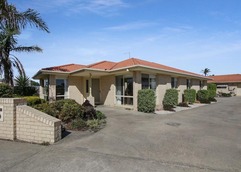 Victoria Lakes Entrance Facade