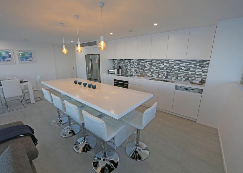 Queensland Main Beach In-Room Dining