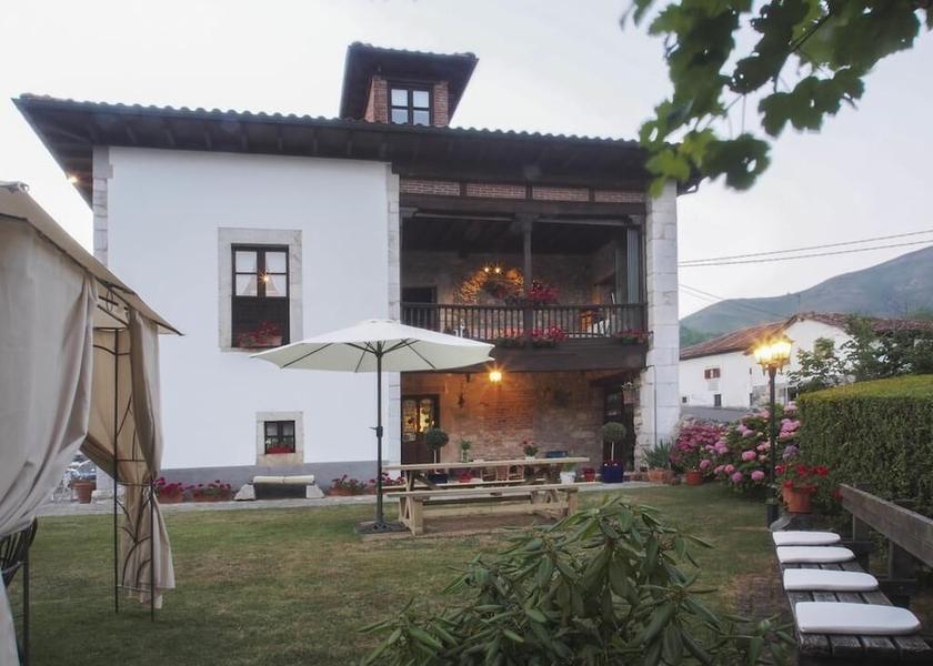 Asturias Onis Exterior Detail