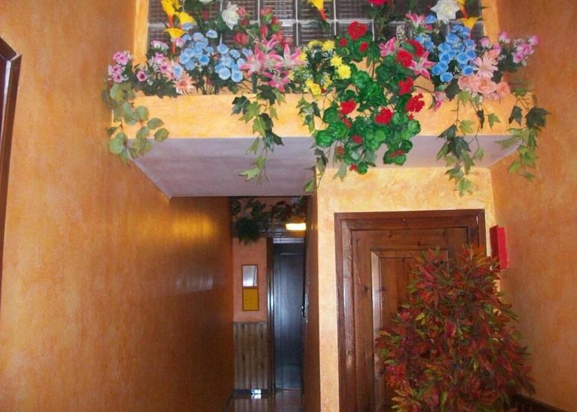 Catalonia Sort Interior Entrance
