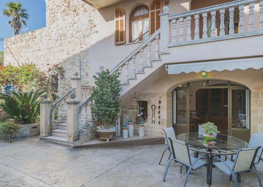 Raiguer Buger Facade