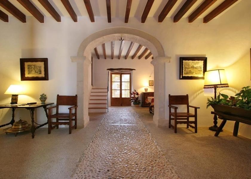 Raiguer Buger Interior Entrance