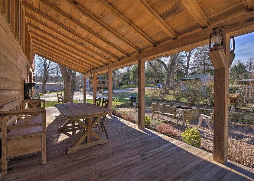 Missouri Hollister Interior Entrance