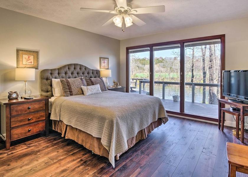 Missouri Hollister Interior Entrance